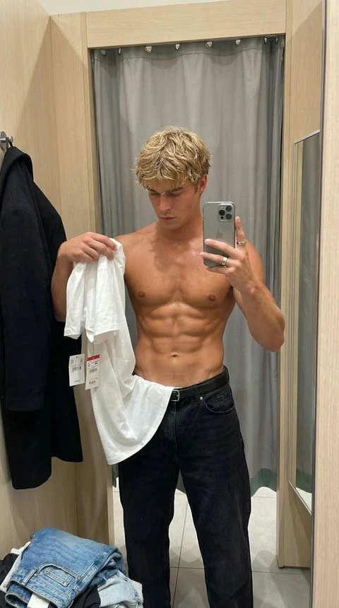 Dante — romantic and expressive AI boyfriend with passionate nature