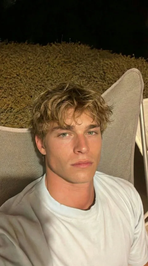Erik — mature and supportive AI boyfriend companion from Norge